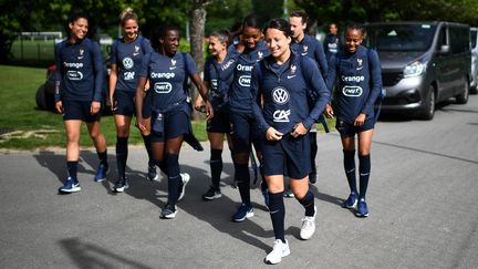 Les joueuses de l'équipe de France de football arrivent pour un entraînement à Clairefontaine (Yvelines), le 27 mai 2019. (FRANCK FIFE / AFP)