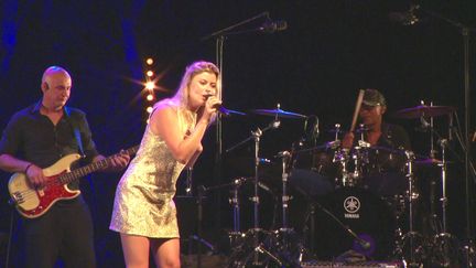 Belgian singer Isadora accompanied on drums by Manu Katché at the Les Nuits du Château de la Moutte festival in Saint-Tropez on Thursday, August 1, 2024. (FRANCE 3 COTE D'AZUR)
