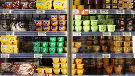 Un rayon de desserts lactés, le 24 juin 2023 dans un supermarché des Pays de la Loire. (MATHIEU THOMASSET / HANS LUCAS / AFP)