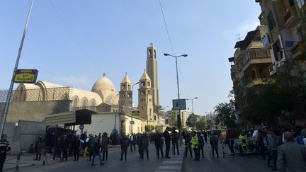 Des policiers déployés autour de l'église copte orthodoxe Saint-Pierre&nbsp;et Saint-Paul au Caire (Egypte), le 11 décembre 2016. (KHALED DESOUKI / AFP)