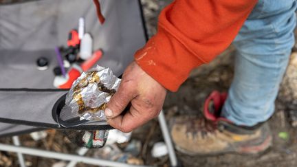 Un sans-abri de 24 ans tient un morceau de papier d'aluminium qu'il a utilisé pour fumer du fentanyl, le 13 mars 2022 à Seattle (Washington).&nbsp; (JOHN MOORE / GETTY IMAGES NORTH AMERICA / AFP)