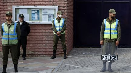 Des policiers de faction à Téhéran (Iran), le 27 octobre 2022 (ABEDIN TAHERKENAREH / EPA)