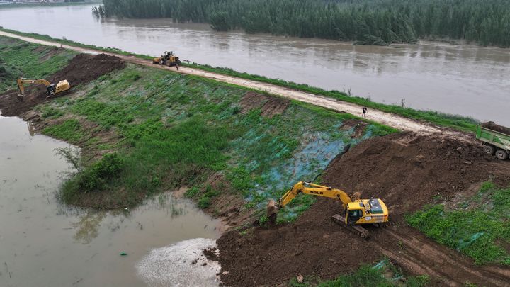 Des travaux de renforcement sont menés sur les rives du fleuve à Baigouzhen, dans la province chinoise de Hebei, le 4 août 2023. (ZHU XUDONG / XINHUA / AFP)