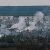De la fumée s'élève au dessus de Roubijné (Ukraine), le 22 avril 2022, après un bombardement. (YASUYOSHI CHIBA / AFP)