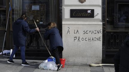 Un tag "A la semaine prochaine" est visible sur la devanture&nbsp;de la boutique du bijoutier Cartier. (GEOFFROY VAN DER HASSELT / AFP)