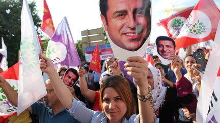 Les partisans de Selahattin Demirtas, candidat à l'élection présidentielle et leader du Parti démocratique du peuple (HDP), brandissent des masques alors qu'ils défilent lors d'un rassemblement à Ankara, le 19 juin 2018 (ADEM ALTAN / AFP)