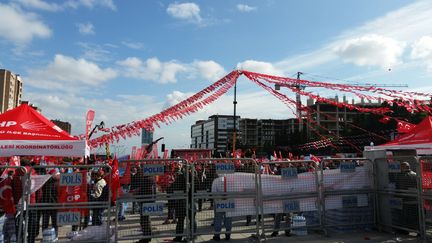 &nbsp; (Dernier meeting du parti social-démocrate samedi à Istanbul sous surveillance policière  © Radio France / Yves Izard)