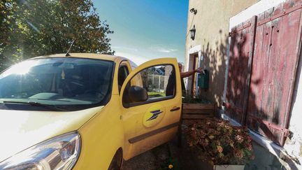 Voiture de La Poste le 28 octobre 2024. Photo d'illustration. (LUDOVIC LAUDE / MAXPPP)