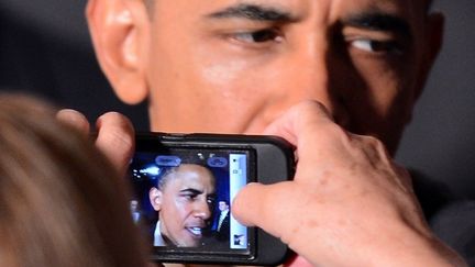 Obama immortalisé via le téléphone d’un de ses partisans. L’iPhone sert à tout, notamment à diffuser immédiatement toute image politique. (JEWEL SAMAD / AFP)