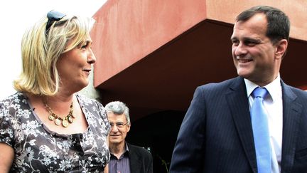 La pr&eacute;sidente du FN, Marine Le Pen, et son compagnon Louis Aliot arrivent &agrave; une conf&eacute;rence de presse, le 12 mars 2012 &agrave; Perpignan (Pyr&eacute;n&eacute;es-Orientales). (RAYMOND ROIG / AFP)