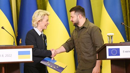 La présidente de la Commission européenne Ursula Von der Leyen serre la main du président ukrainien Volodymyr Zelensky, le 8 avril 2022 à Kiev (Ukraine). (EU COMMISSION / POOL / ANADOLU AGENCY)