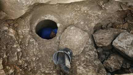 Une fouille arch&eacute;ologique dans une ancienne maison de Nazareth (Isra&euml;l), le 21 d&eacute;cembre 2009. A cette &eacute;poque, des vestiges d'une maison du temps de J&eacute;sus avaient d&eacute;j&agrave; &eacute;t&eacute; retrouv&eacute;s. (GIL COHEN MAGEN / REUTERS)