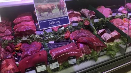 Au rayon viande d'un supermarché, le 8 août 2020. L'origine de la viande doit désormais être indiquée, au nom de la traçabilité.&nbsp; (EMELINE FERRY / FRANCE BLEU BERRY / RADIO FRANCE)