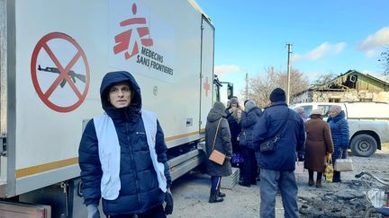 Anatoly, le&nbsp;responsable de cette équipe mobile dans le Donbass, se tient devant le camion de Médecins sans frontières. (AGATHE MAHUET / RADIO FRANCE)