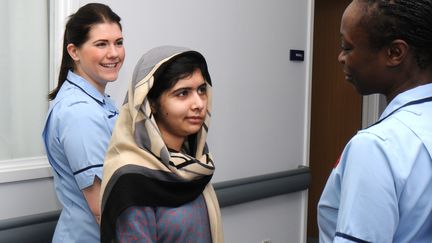 La jeune Pakistanaise Malala&nbsp;Yousafzai sort du&nbsp;Queen Elizabeth Hospital, le 3 janvier 2013 &agrave;&nbsp;Birmingham (Royaume-Uni). (QUEEN ELIZABETH HOSPITAL / AFP)