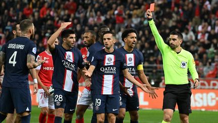 Pierre Gaillouste, l'arbitre de la rencontre entre Reims et Paris,&nbsp;adresse un carton rouge à l'encontre de Sergio Ramos, le 8 octobre 2022. (DENIS CHARLET / AFP)