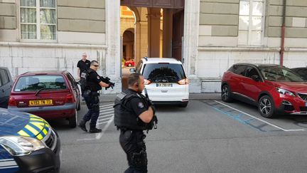 La voiture&nbsp;transportant Nordahl Lelandais arrive au palais de justice de Chambéry sous escorte, le 16 juillet 2019. (STEPHAN DUDZINSKI / MAXPPP)