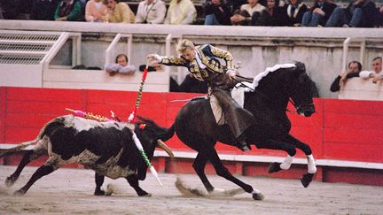 La torera Maria Sara plante une banderille dans un taureau en mars 1991 lors d'une corrida à Nîmes. (JACQUES DEMARTHON / AFP)