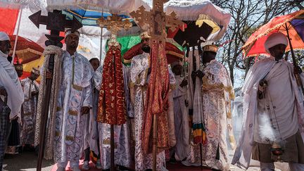 Protégés du soleil par des parasols, prêtres et diacres, défilent avec des croix cérémonielles. L'événement principal a lieu quand des dizaines de milliers de fidèles marchent à côté des prêtres portant les tabots, des répliques de l'arche d'Alliance conservées habituellement loin du regard du public.&nbsp; &nbsp; &nbsp; &nbsp;&nbsp; (EDUARDO SOTERAS / AFP)