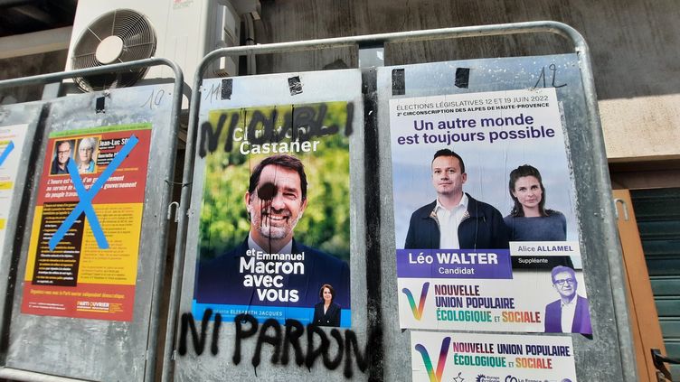 Les affiches pour le second tour des élections législatives à Manosque (Alpes-de-Haute-Provence) le 19 juin 2022 (AGATHE MAHUET / FRANCEINFO / RADIO FRANCE)