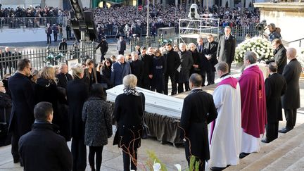 La dépouille arrive à l'église de la Madeleine pour la cérémonie funéraire. (POOL NEW / REUTERS)