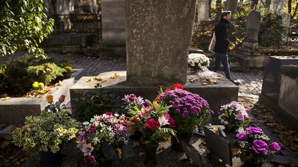 Une tombe fleurie dans le cimetière du Père-Lachaise, le 1er novembre 2015.&nbsp; (LIONEL BONAVENTURE / AFP)