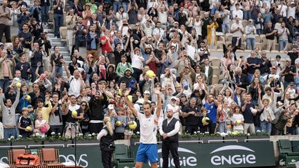 Pour son 21e Roland-Garros, Richard Gasquet s'est qualifié au deuxième tour. Le Biterrois a retrouvé les jambes de ses 20 ans, au moins le temps d'un match, de quoi enflammer le public du court Suzanne-Lenglen. (BERTRAND GUAY / AFP)