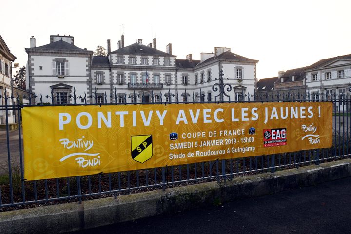 La mairie de Pontivy affiche les banderole des deux clubs de la ville avant les matchs de Coupe de France contre le PSG et Guingamp. (NICOLAS CR?ACH / MAXPPP)