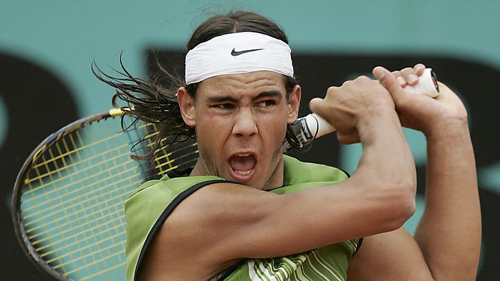 Rafael Nadal, alors âgé de 19 ans, lors de la finale de Roland-Garros face à Mariano Puerta, le 5 juin 2005. (JACK GUEZ / AFP)