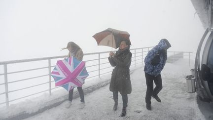 Des journalistes visitent la station de ski de Rosa Khutor (Russie) o&ugrave; se d&eacute;roulera une partie des &eacute;preuves des Jeux olympiques d'hiver de Sotchi 2014, le 25 septembre 2013. (MIKHAIL MORDASOV / AFP)