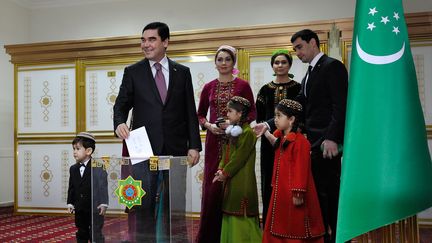 Le président sortant Gourbangouli Berdimoukhamedov, est allé voter pour l'élection présidentielle, le 12 février 2017. (IGOR SASIN / AFP)