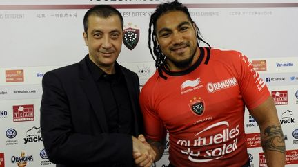 Le président du RC Toulon, Mourad Boudjellal et sa nouvelle star All Black, Ma'a Nonu. (FRANCK PENNANT / AFP)