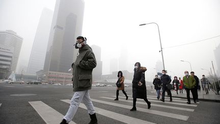 90 % des villes chinoises dépassent les seuils de pollution fixés par l’Organisation mondiale de la santé (OMS). 360.000 Chinois meurent chaque année en raison des particules fines présentes dans l’atmosphère. L’Empire du Milieu, premier pollueur de la planète (20 à 25% des émissions de gaz à effet de serre mondiales) avec les Etats-Unis, a décidé de ratifier le 3 septembre 2016 l'accord de Paris sur le climat (Cop 21). Et le Parlement de Pékin a adopté le 25 décembre une loi instaurant pour la première fois, à partir de 2018, une taxe spécifique sur la pollution industrielle. L’objectif est de réduire d’au moins 25% les particules fines à l’horizon 2020. La pollution atmosphérique dans le pays est principalement causée par la combustion du charbon utilisé pour le chauffage ou la production énergétique et industrielle. (REUTERS/Jason Lee)