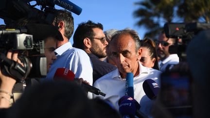 Eric Zemmour, candidat de Reconquête ! aux élections législatives, à Cogolin (Var), le 21 mai 2022. (CLEMENT MAHOUDEAU / AFP)