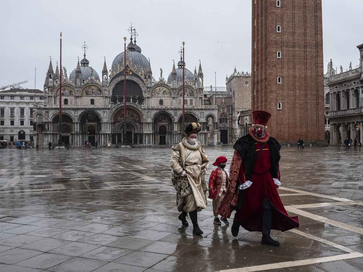 Coup d'envoi du carnaval de Venise dans un épais brouillard - Le Matin