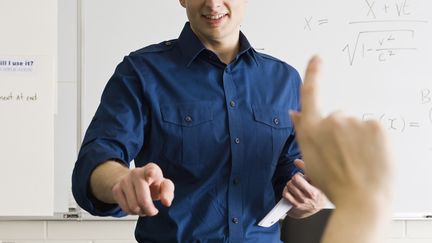 Un professeur de mathématiques en classe. Photo d'illustration. (MICHÈLE CONSTANTINI / MAXPPP)