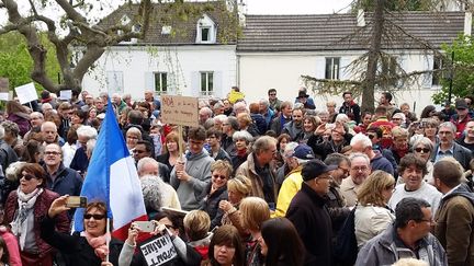 Rassemblement de plusieurs centaines de personnes lundi à Yerres&nbsp;au cri de "Dupont la honte" ! (VIRGINIE PIRONON / RADIO FRANCE)