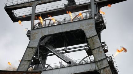 Après un passage par le beffroi de Dunkerque (Nord), la flamme a grimpé en haut de l'ancien site minier d'Arenberg, le 2 juillet. (PIERRE ROUANET / LA VOIX DU NORD / MAXPPP)