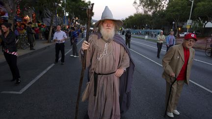 Un homme déguisé en Gandalf du "Seigneur des Anneaux", le 31 octobre 2013, lors du carnaval d'Halloween à Hollywood (Etats-Unis). (JONATHAN ALCORN / X02898)