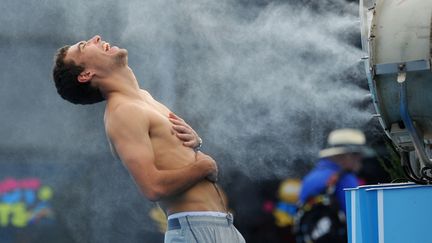 Non, ce n'est pas une pub pour un gel douche. Il fait chaud, certes, mais le polonais&nbsp;Jerzy Janowicz semble appr&eacute;cier... (VINCE CALIGIURI / GETTY IMAGES)