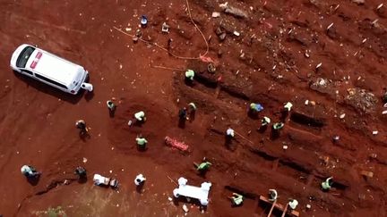 Vue aérienne du cimetière de Pondok Ranggon, à l'est de Jakarta, en Indonésie. (REUTERS)