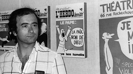 Georges Wolinksi devant ses dessins publiés en Une de l'Hebdo Hara-Kiri, lors de l'exposition du 17ème anniversaire de l'attaque de la caserne de Moncada, en 1970.&nbsp; (KEYSTONE-FRANCE / GAMMA-KEYSTONE)