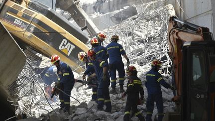 Firefighters intervene to search for survivors after the partial collapse of a bridge in Patras (Greece), July 23, 2023. (FOTIS ATHANASOPOULOS / SOOC / AFP)