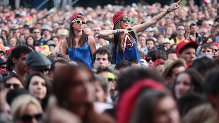 Des spectateurs du festival des Vieilles Charrues, à Carhaix, le 20 juillet 2012. (JB LEQUERE  / MAXPPP)