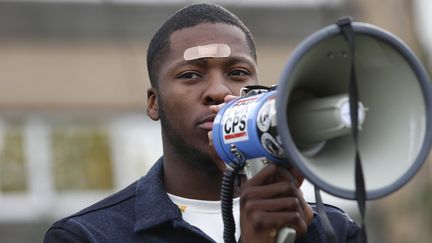 Theo Luhaka participant à un rassemblement "Justice pour Theo", à Bobigny, le 28 octobre 2017. (GEOFFROY VAN DER HASSELT / AFP)