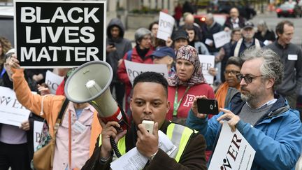 Des membres&nbsp;du réseau interreligieux Interfaith Power and Light qui manifestent à la suite de l'arrestation injustifiée de deux Africains-Américains dans un café Sarbucks, le 16 avril à Philadelphie, aux États-Unis.&nbsp; (BASTIAAN SLABBERS / EPA / MAXPPP)