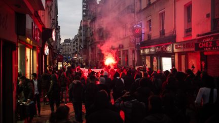 Des manifestants marchent dans les rues de Paris, vendredi 28 avril 2017, pour afficher leur opposition aux candidats qualifiés pour le second tour de la présidentielle. (JEROME CHOBEAUX / CITIZENSIDE / AFP)