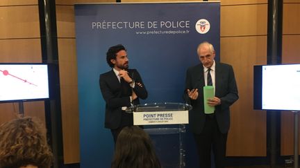 Le directeur du cabinet de la mairie de Paris, Mathias Vicherat, et le préfet de police de Paris Michel Cadot, lors d'une conférence de presse à Paris, samedi 9 juillet 2016. (FABIEN MAGNENOU / FRANCETV INFO)