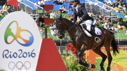 Mathieu Lemoine à l'épreuve du saut d'obstacles de Rio, le 9 août 2016. (JOHN MACDOUGALL / AFP)