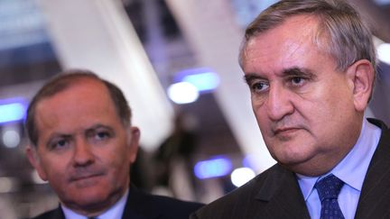 Fran&ccedil;ois Goulard (&agrave; g.) et Jean-Pierre Raffarin, en 2004 &agrave; Paris. Tous deux sont laur&eacute;ats du prix "Humour et politique" 2012. (FRANCK FIFE / AFP)